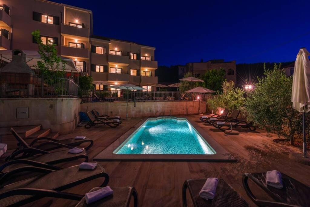 Seaesta Apartment Pool And Beach Слатине Экстерьер фото