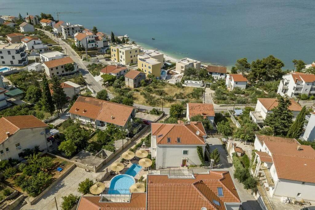 Seaesta Apartment Pool And Beach Слатине Экстерьер фото