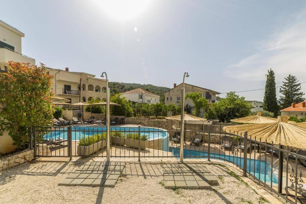 Seaesta Apartment Pool And Beach Слатине Экстерьер фото